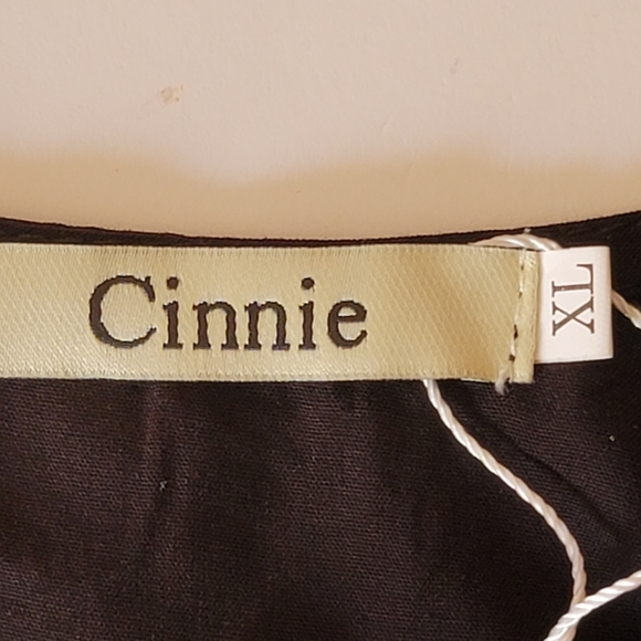 Cinnie Geometric-contrast Top. Size XL - Picture 3 of 8